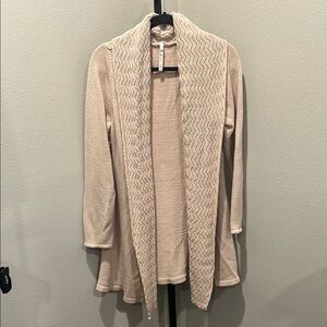 Leo & Nicole Cream Cardigan with Ribbed Knit Texture